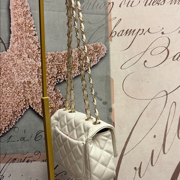 ❣️5|$25❣️Elegant cream Quilted Chain Bag - Picture 4 of 5